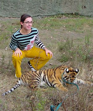 Zwei Wildkatzen: Daniel mit Tiger. Foto mit freundlicher Genehmigung von Wolfgang Korduletsch, Cofo. Zum Vergrößern bitte anklicken!